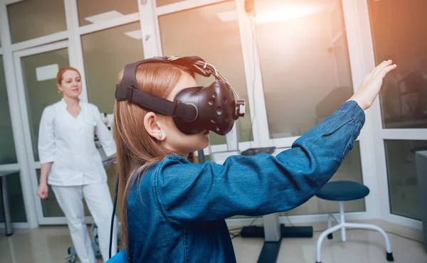 Oftalmología Médico Comprobar Visión Niña Con Ayuda Gafas Realidad Virtual — Foto de Stock