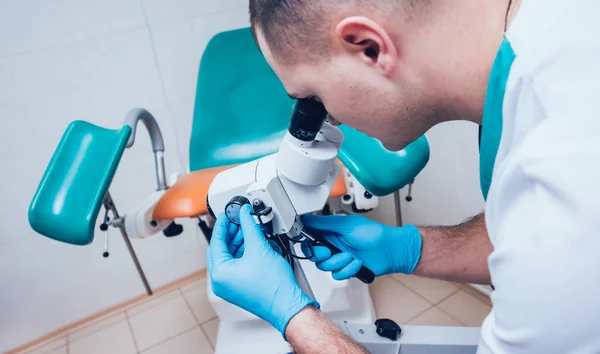 Gynäkologe Arbeitet Mit Kolposkop Klinik Medizinischer Hintergrund — Stockfoto