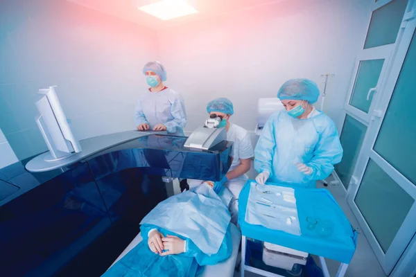 Patiënt Een Team Van Chirurgen Operatiekamer Tijdens Ophthalmic Chirurgie — Stockfoto