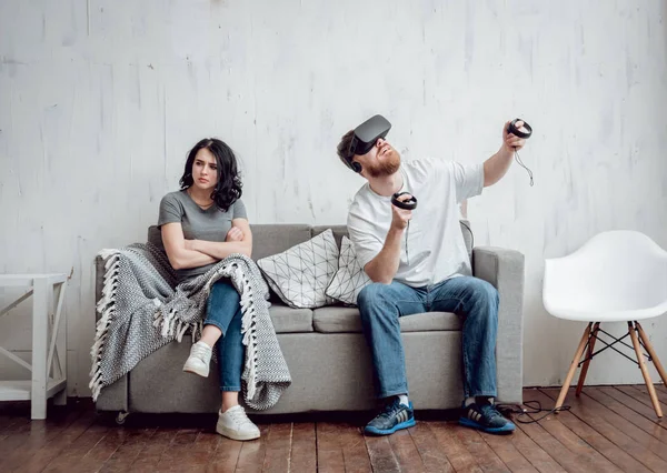 Delikanlı kız sanal gerçeklik ile oyun oynarken ile gözlükler. VR teknolojileri