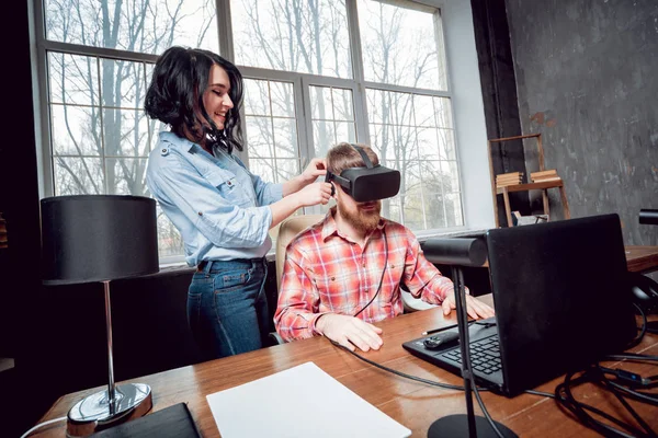 Joven Chica Juega Juego Con Gafas Realidad Virtual Sala Del — Foto de Stock