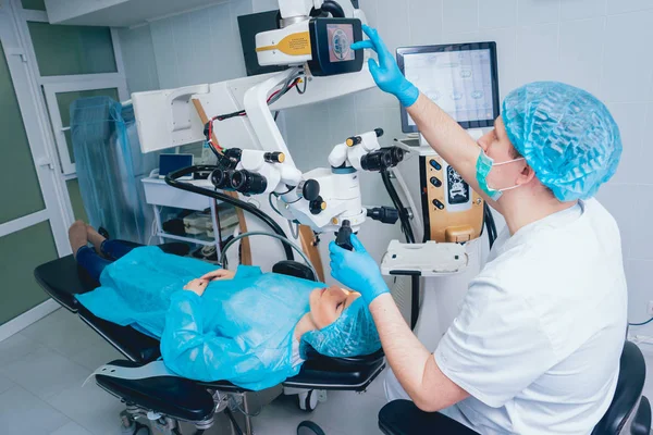 Pacjenta Chirurga Sali Operacyjnej Podczas Operacji Okulistycznych — Zdjęcie stockowe