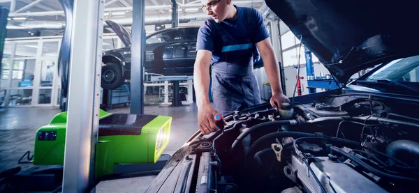 Arbetstagaren Kontrollerar Och Justerar Strålkastarna Bils Belysningssystem Automatisk Reparationstjänst — Stockfoto