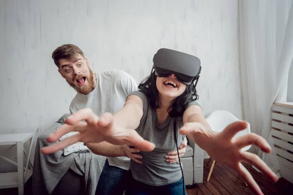 年轻男子与女朋友玩虚拟现实护目镜游戏 — 图库照片