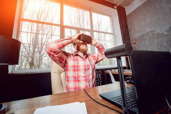 Junger Bärtiger Mann Mit Virtual Reality Brille Büro — Stockfoto