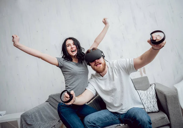 年轻男子与女朋友玩游戏与虚拟现实护目镜在家里 — 图库照片