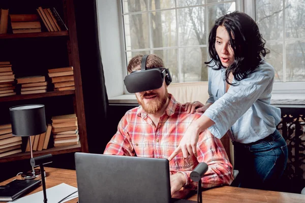 Joven Chica Juega Juego Con Gafas Realidad Virtual Sala Del — Foto de Stock