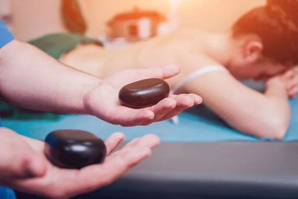 Massage Mit Heißen Steinen Rückenmassage — Stockfoto