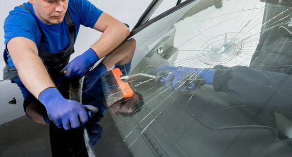 Pekerja Khusus Otomotif Menggantikan Kaca Depan Mobil Garasi Auto Service — Stok Foto