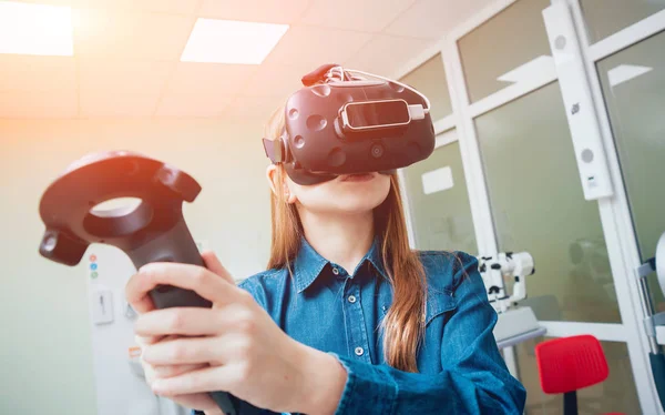 stock image Eye treatment. Patient in virtual reality goggles