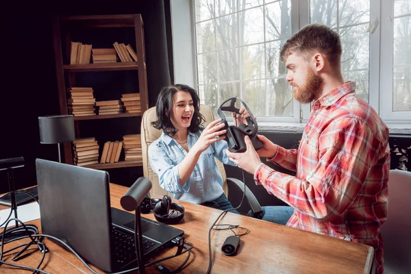 Junger Mann Und Mädchen Spielt Mit Virtual Reality Brille Kabinettsaal — Stockfoto