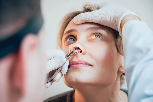 Otolaryngologist Onderzoekt Vrouw Neus Met Nasale Dilator Medische Apparatuur — Stockfoto