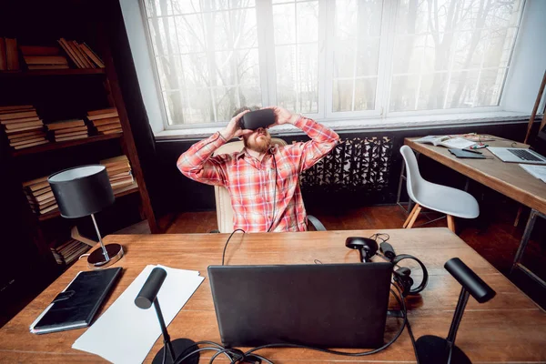 Joven Barbudo Con Gafas Realidad Virtual Oficina — Foto de Stock