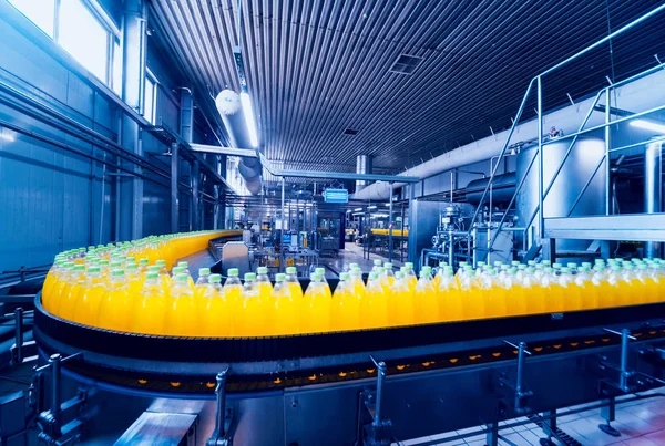 Interior Fábrica Bebidas Transportador Com Garrafas Suco Água Equipamentos Modernos — Fotografia de Stock