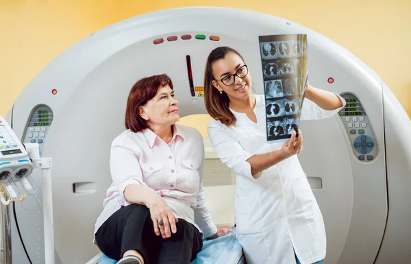 Radiologe Mit Einer Älteren Patientin Beim Röntgen Hintergrund — Stockfoto