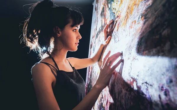 Jeune Artiste Travail Dans Atelier Grande Toile Sur Fond — Photo