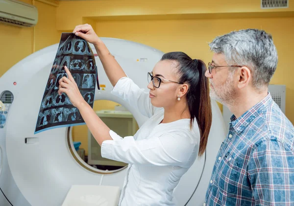 Radiologe Mit Einem Männlichen Patienten Beim Röntgen Hintergrund — Stockfoto