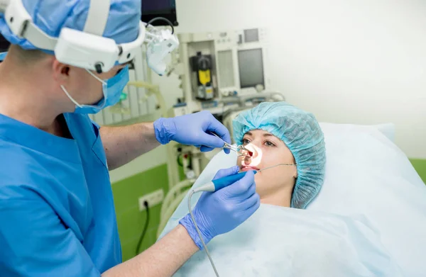 Coblation 技術を用いた鼻コンチャの気化をレーザーします 内視鏡的副鼻腔手術 現代の医療機器 — ストック写真
