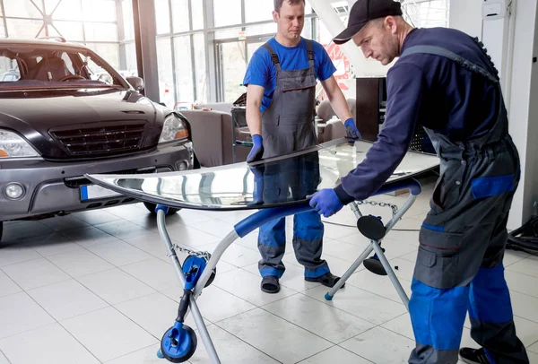 Bil Särskilda Arbetstagare Byta Vindruta Bil Auto Service Station Garage — Stockfoto