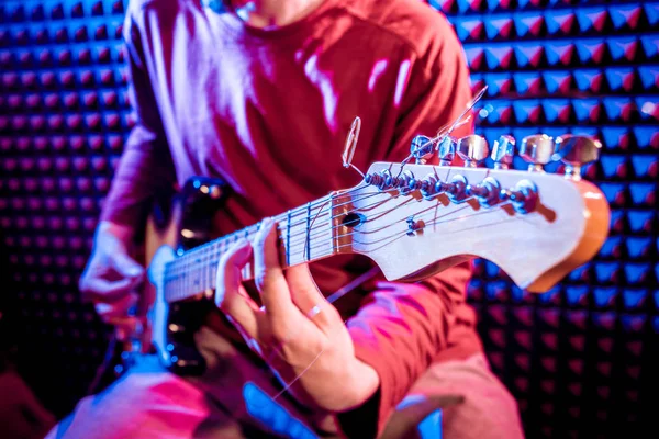 Jovem Tocando Guitarra Estúdio Gravação Som Contexto Moderno — Fotografia de Stock