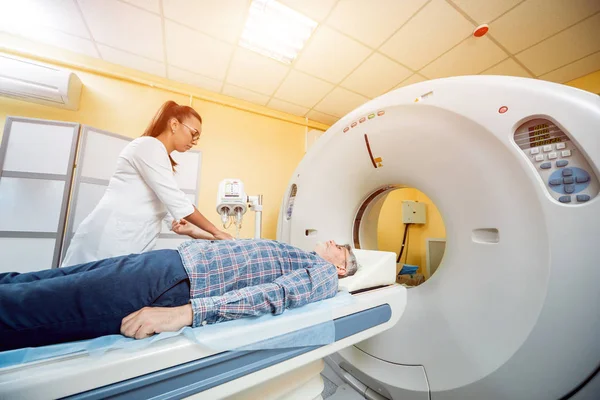 Arzt Und Patient Computertomografiezimmer Des Krankenhauses Medizinische Geräte — Stockfoto