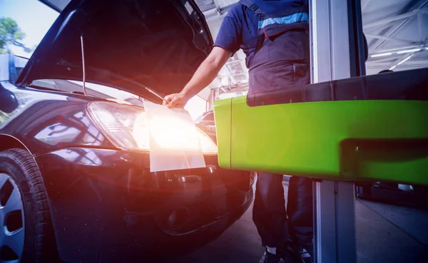 Controleren Aanpassen Van Koplampen Van Auto Verlichtingssysteem Auto Reparatieservice — Stockfoto