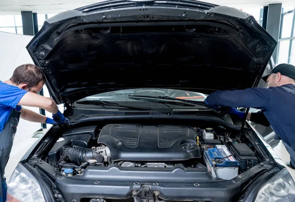 Automobil Spezialkräfte Ersetzen Frontscheibe Von Auto Auto Tankstelle Garage — Stockfoto