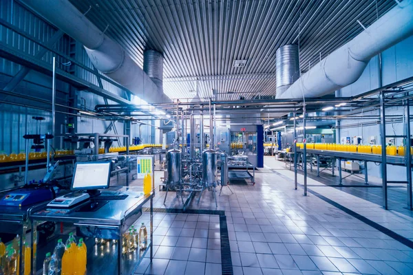 İçecek fabrika iç. Konveyör şişe suyu veya su ile. Modern aletleri