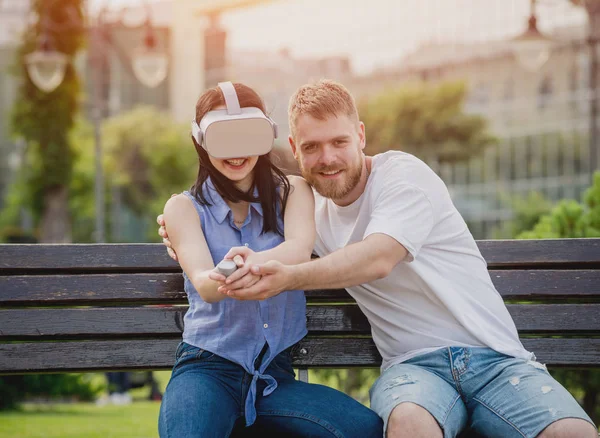 Junge Kaukasische Paar Spielt Ein Spiel Mit Virtual Reality Brille — Stockfoto