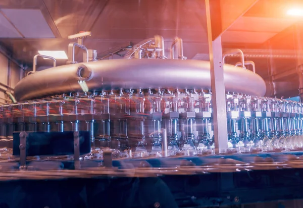 Máquina Automática Llenado Vierte Agua Botellas Plástico Pet Producción Cerveza —  Fotos de Stock