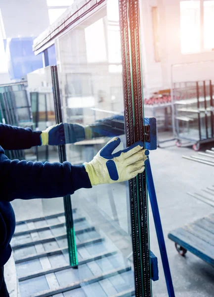 Los Trabajadores Transfieren Vidrio Fábrica Para Producción Ventanas Puertas Aluminio — Foto de Stock