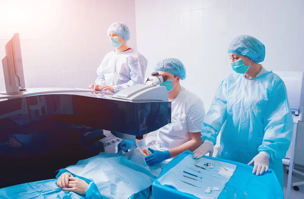 Beteg Csapat Orvosok Műtőben Szemészeti Műtét Közben — Stock Fotó
