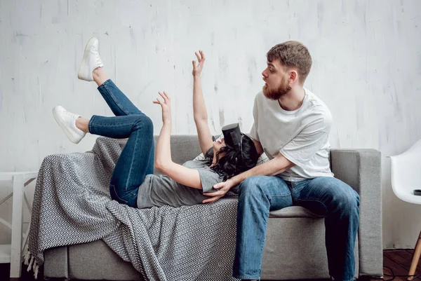 Joven Con Novia Jugando Con Gafas Realidad Virtual Tecnologías —  Fotos de Stock