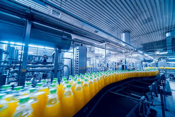 Interior Fábrica Bebidas Transportador Com Garrafas Suco Água Equipamentos Modernos — Fotografia de Stock