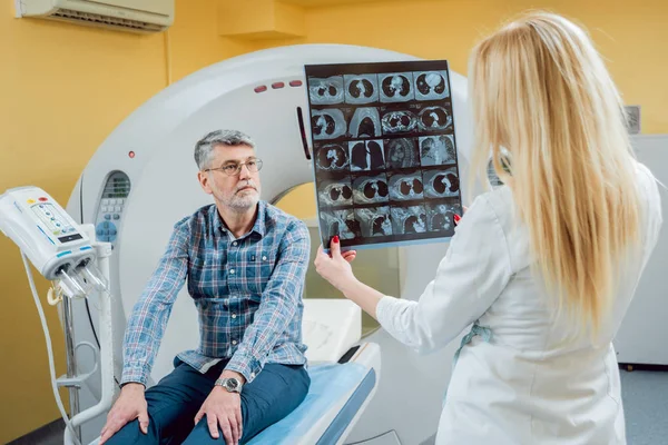 Radiologe Mit Einem Männlichen Patienten Beim Röntgen Hintergrund — Stockfoto