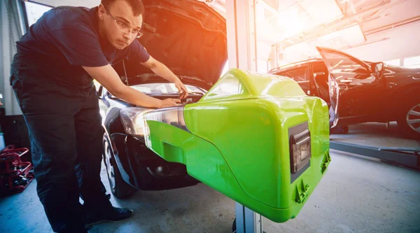 Werknemer Controleert Koplampen Van Het Verlichtingssysteem Van Een Auto Aan — Stockfoto