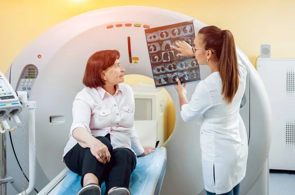 Радиолог Пожилой Пациенткой Которая Смотрит Рентген Фон — стоковое фото