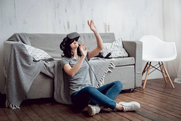 Молода Дівчина Грає Ігри Окулярами Віртуальної Реальності Вдома Технології — стокове фото