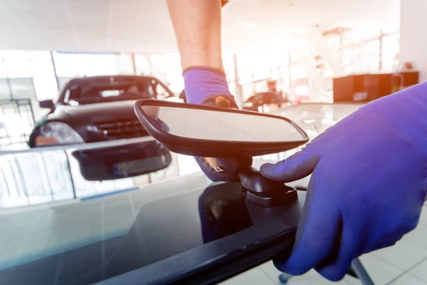 Automobile Lavoratori Speciali Che Sostituiscono Parabrezza Auto Garage Stazione Servizio — Foto Stock