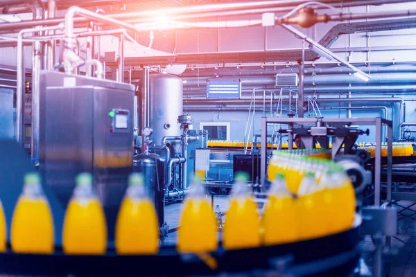 İçecek fabrika iç. Konveyör şişe suyu veya su ile. Modern aletleri