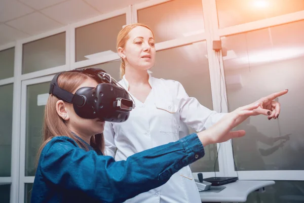 Oftalmología Médico Comprobar Visión Niña Con Ayuda Gafas Realidad Virtual — Foto de Stock