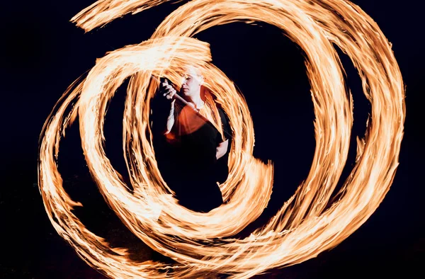 Gösteri Yangın Karanlıkta Ateş Performans Gösteren Genç Adam — Stok fotoğraf