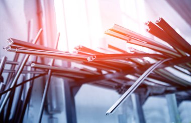 PVC pencere profili kesti. Renkli arka plan. Ayrıntılar