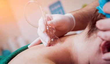 Bir kadın için Vakum masaj yapıyor Doktor görünümü Kapat