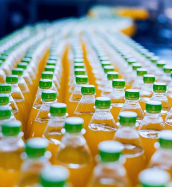 Konveyör şişe suyu veya su ile. İçecekler fabrika ekipmanları. Arka plan