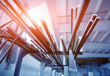 PVC pencere profili kesti. Renkli arka plan. Ayrıntılar