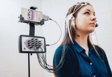 Doktor ve hasta encephalography elektrot ile. Electroencephalogram (Eeg)
