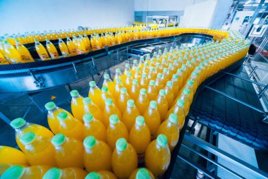 İçecek fabrika iç. Konveyör şişe suyu veya su ile. Modern aletleri