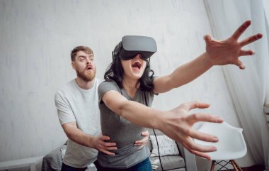 Delikanlı kız sanal gerçeklik ile oyun oynarken ile evde gözlükler. VR teknolojileri