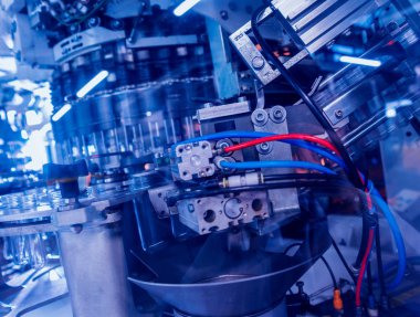 Otomatik Dolum Makinası su Plastik Pet şişe dökülen. Bira üretim. Endüstriyel arka plan.